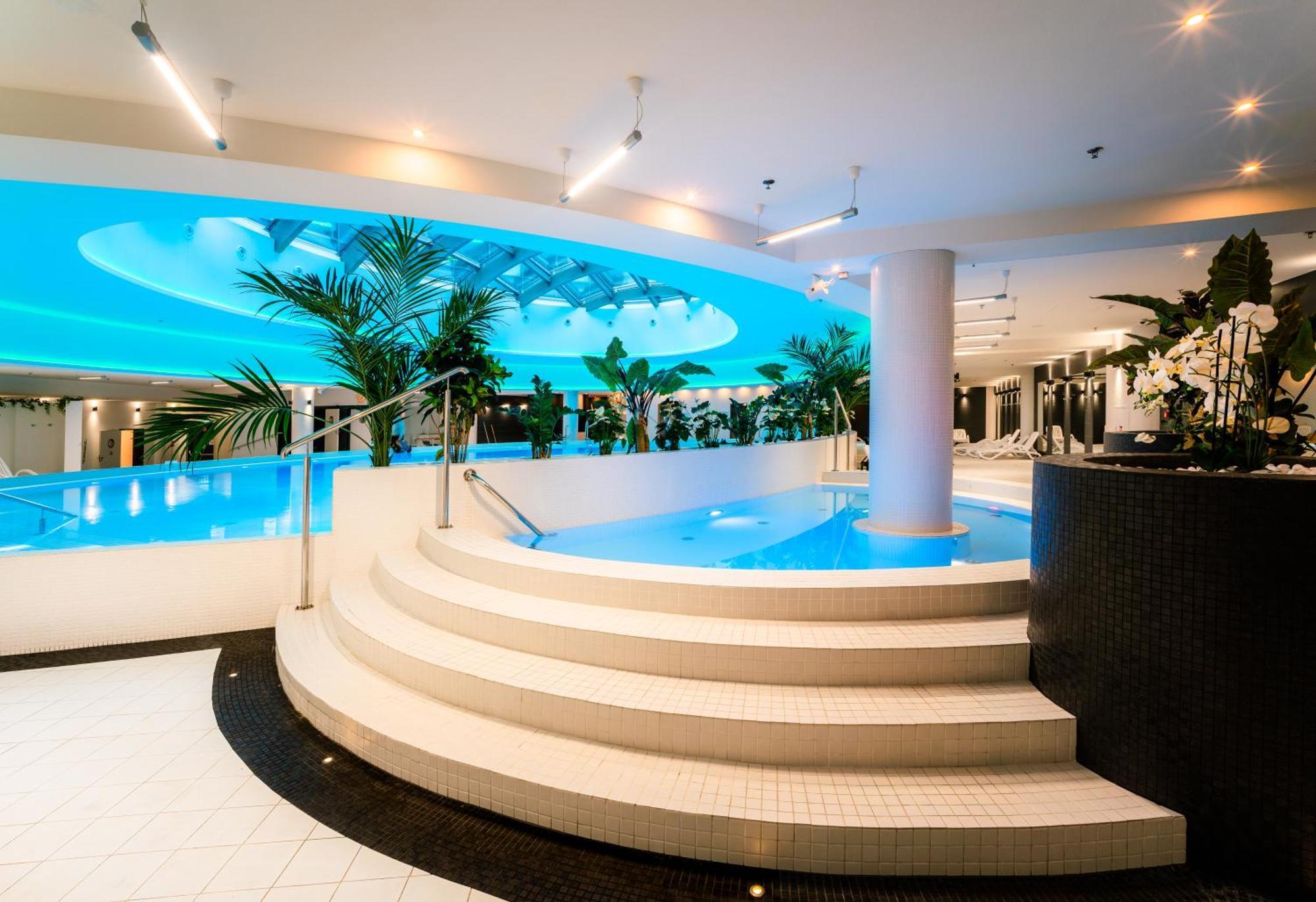 Apartment Hanza Black & White 17th Floor & Pool Free Parking By Stayly *